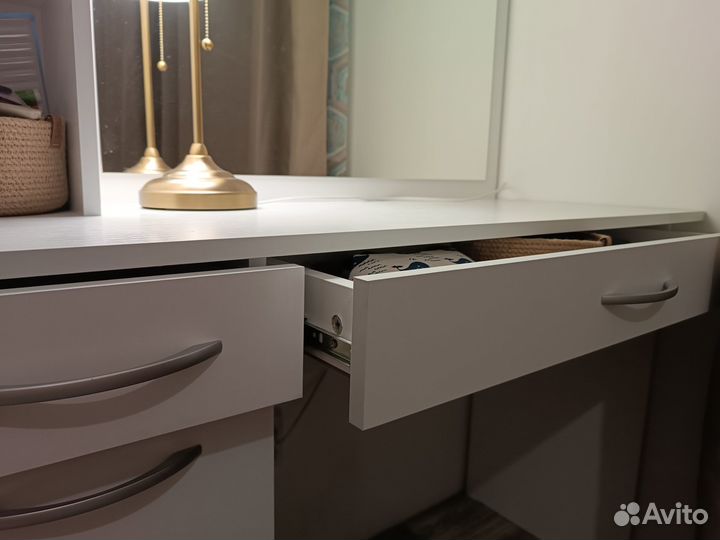 Туалетный столик с зеркалом