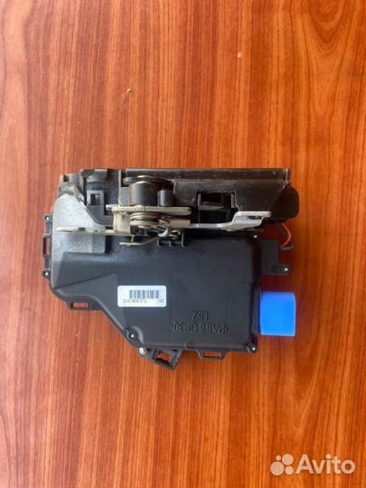 Замок двери задний левый Vw Touran minivan BSE