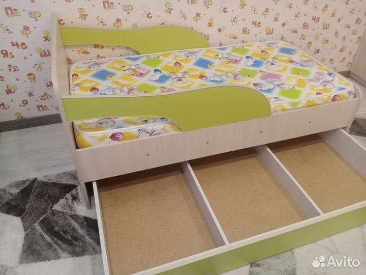 Детская кровать с бортиком и матрасом