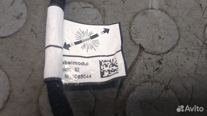 Амортизатор крышки багажника левый Volvo XC60 2017, 2019