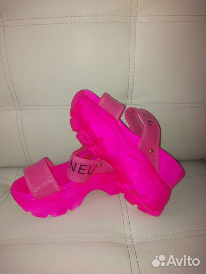 Шлёпки на танкетке