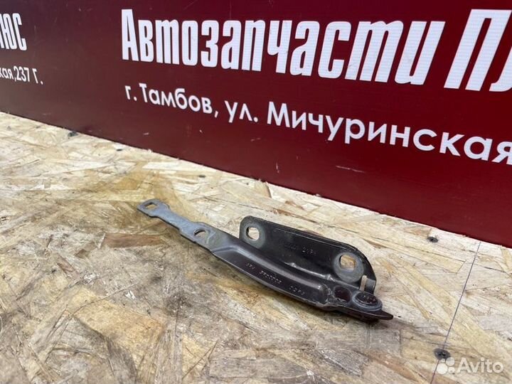 Петля капота левая Renault Duster