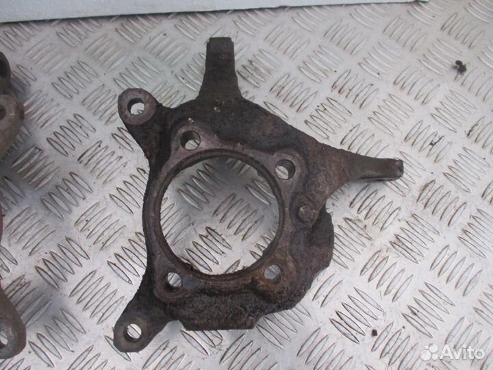 Кулак поворотный передний правый Мицубиси Галант 8