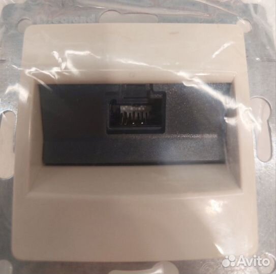 Розетка Legrand Cariva RJ45 UTP