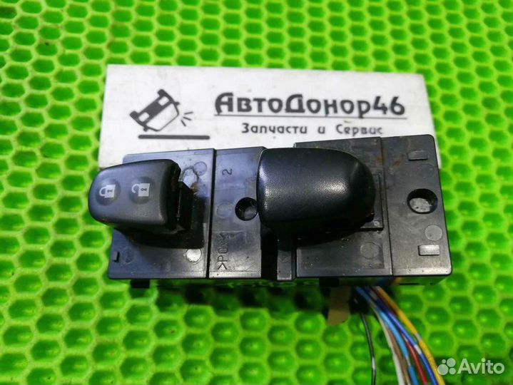 Кнопка стеклоподъемника Nissan Juke F15