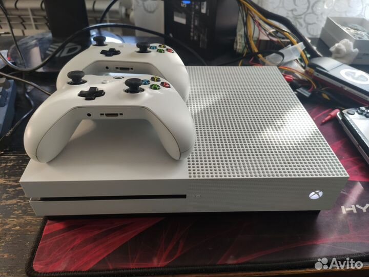 Xbox One s 500 gb +2геймпада+Minecraft