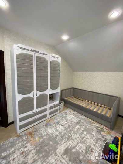 Подростковая мягкая кровать интерьерная