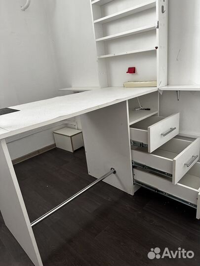 Маникюрный стол