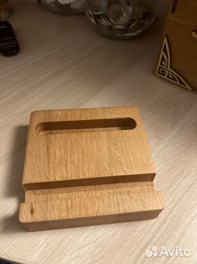 Подставка под телефон из натурального дерева