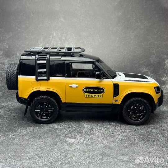 Land Rover Defender 90 Trophy Edition 1:18 Almost