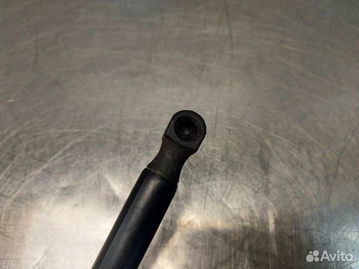 Упор крышки багажника задний Mitsubishi Outlander