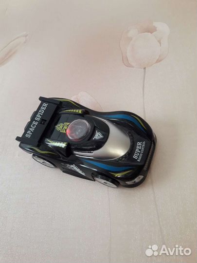 Антигравитационная машина (на фото -ездит по стене