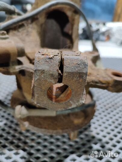 Кулак поворотный передний Ford Mondeo 2 1996-2000