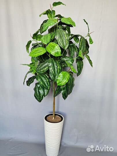 Искусственное растение в горшке