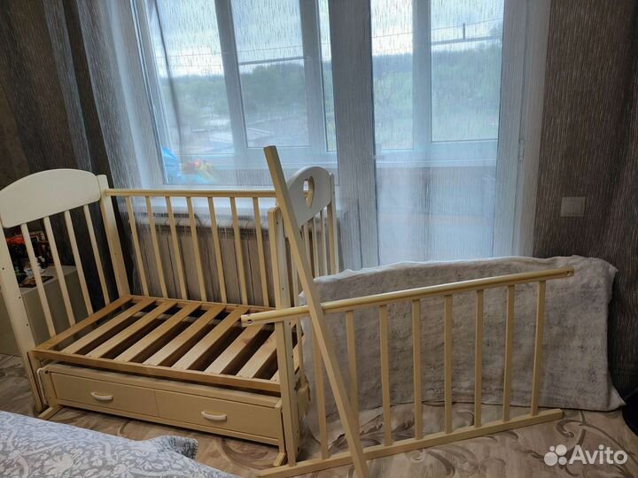 Детская кроватка с маятником и ящиком