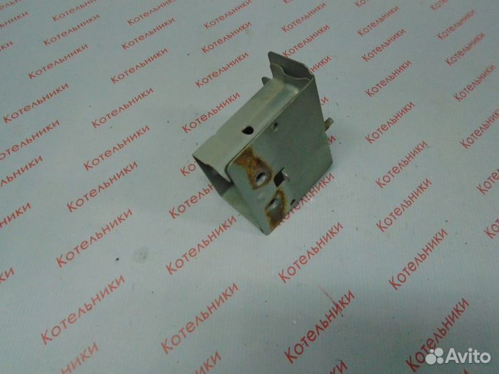 Nissan 62210-8H300 Кронштейн бампера правый