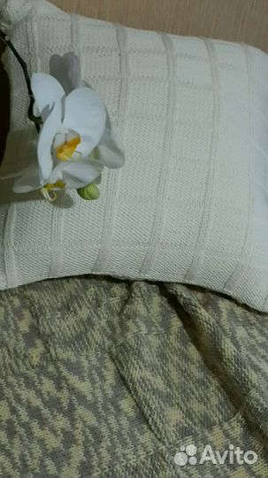 Декоративные подушки и вязанные пледы