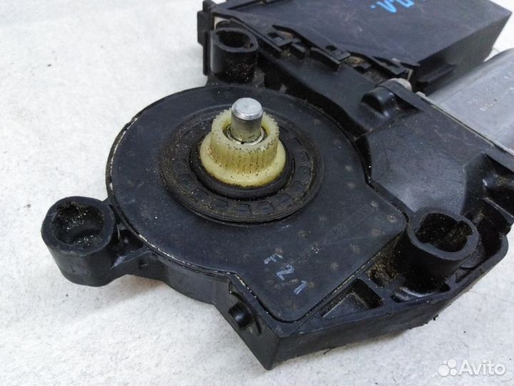 Моторчик переднего левого стеклоподъемника