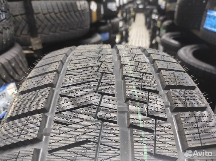 Habilead SnowShoes AW33 225/40 R18 92H