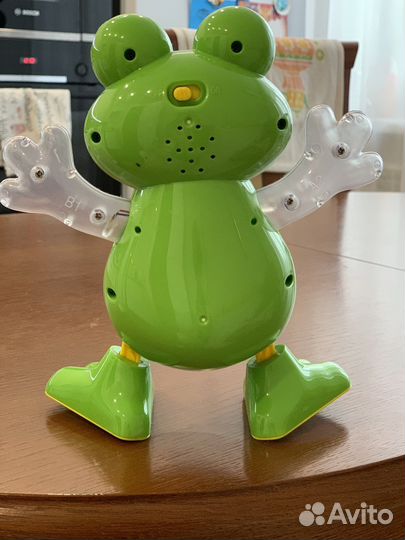 Игрушечная лягушка на батарейках