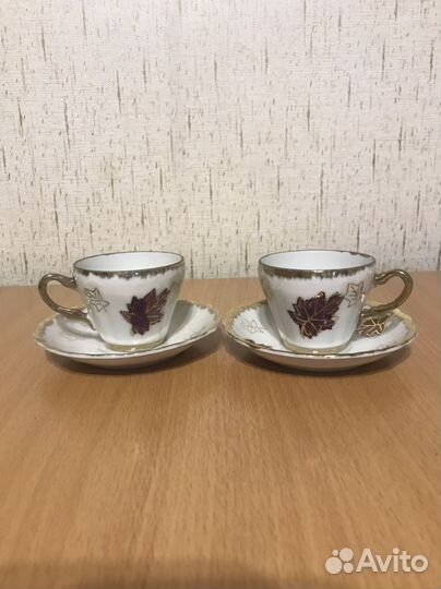 Кофейные чашки, кофеварка, блюдца