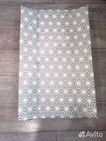 Пеленальная доска на кроватку