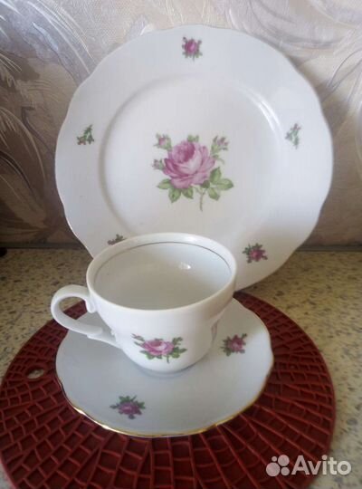 Чашки с блюдцами, тарелками для десерта и торта