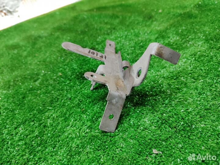 Кронштейн проводки двигателя Volkswagen Passat B6