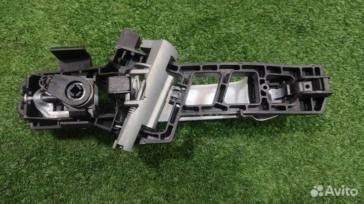 Ручка наружная двери передней левой Ford Fiesta