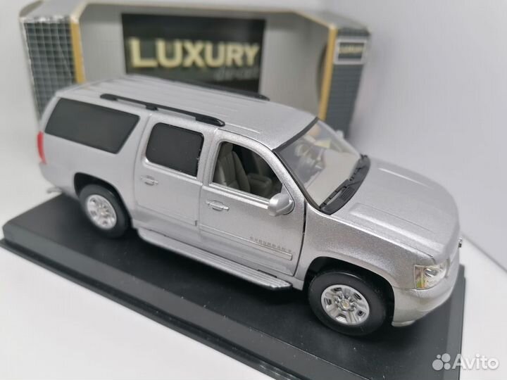 1 43 Chevrolet Suburban