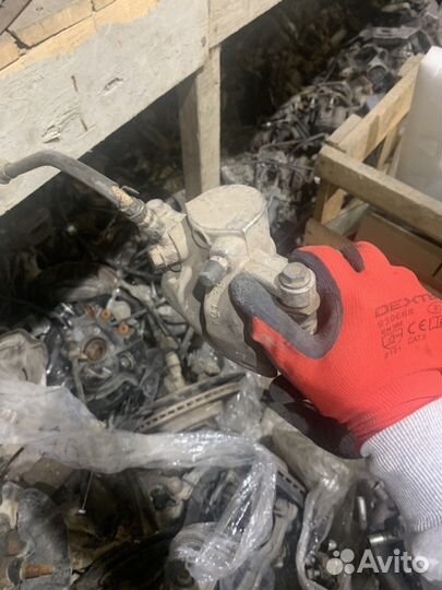 Задний левый суппорт Тойота Авенсис T25