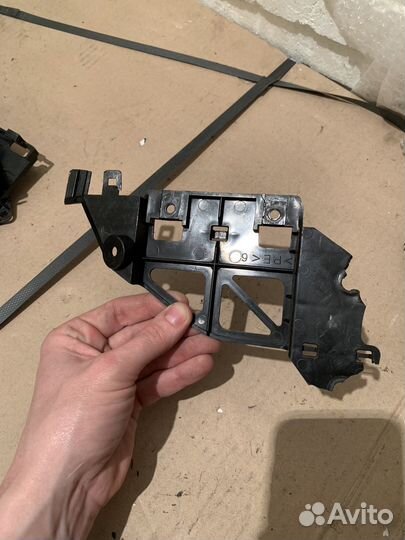 R1 09-14 крепление реле зарядки мозгов Yamaha