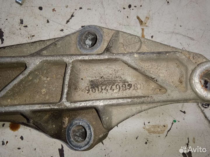 Кронштейн двигателя правый Peugeot 306 Пежо 306