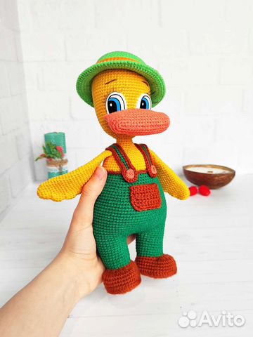 Вязаная игрушка утенок
