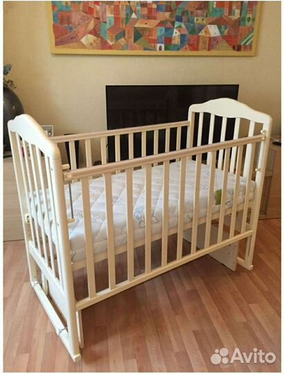 Детская кроватка с маятником