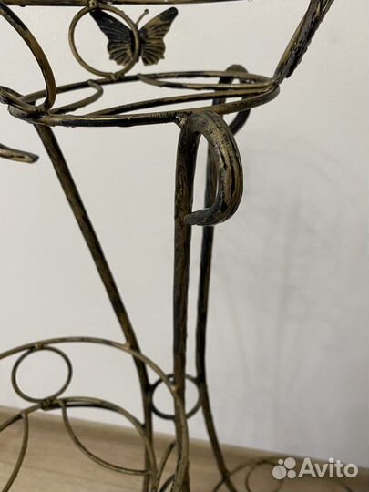Металлическая подставка для цветов