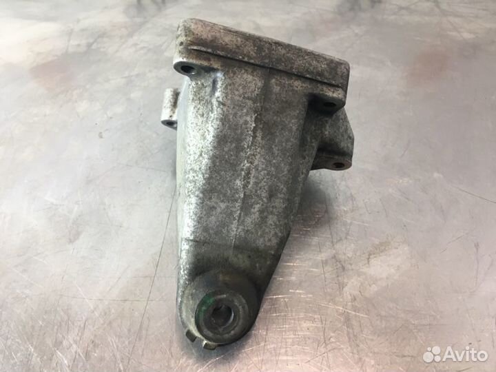 Кронштейн двигателя левый Mercedes C-Class W203