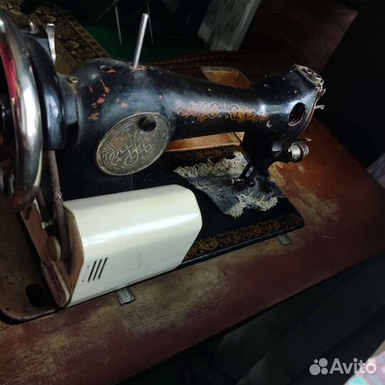 Бытовая швейная машинка б/у с электроприводом