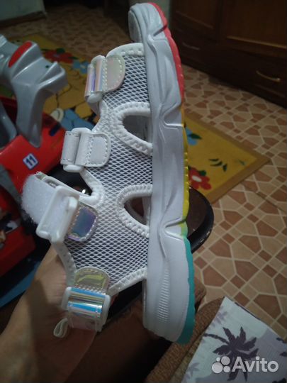 Сандали новые 32