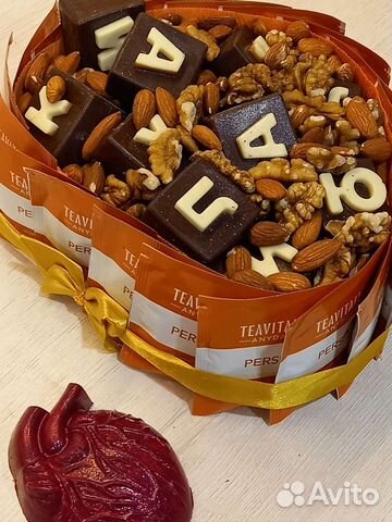 Сладкий букет из орехов и шоколада