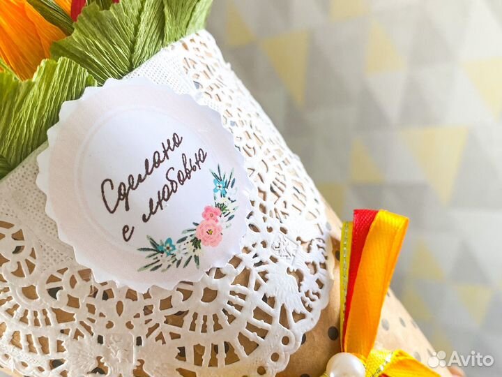 Сладкий букет-рожок из бутонов роз