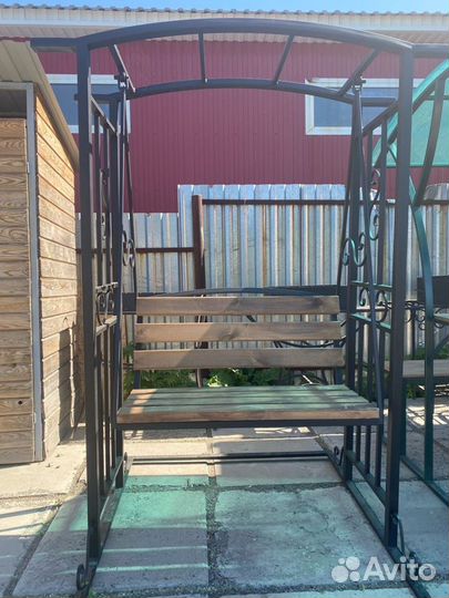 Пергола с качелями