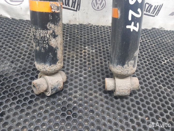 Амортизатор задний Toyota Auris 1ZR 2008