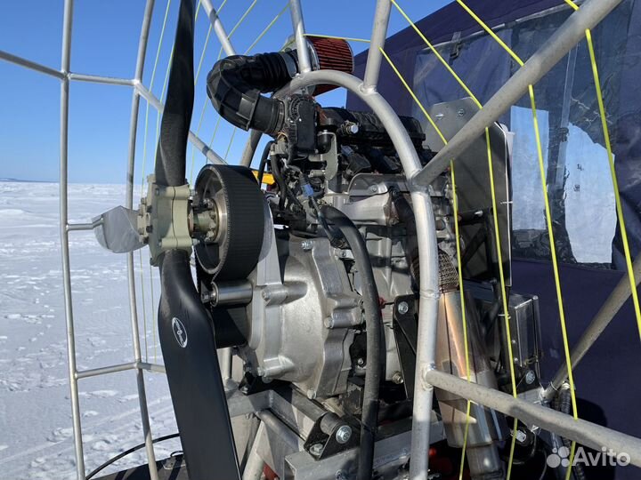 Аэродом для зимней рыбалки с лунками внутри кабины