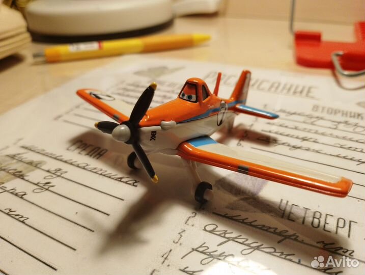 Самолет игрушка