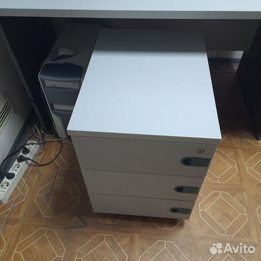 Компьютерный стол с мобильной тумбой