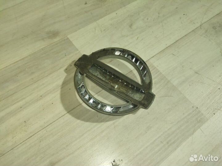 Эмблема в заднюю дверь задняя Nissan Qashqai Vi