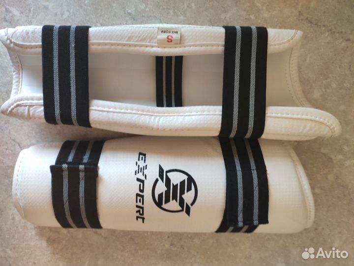 Защита предплечья (М), защита голени (S)