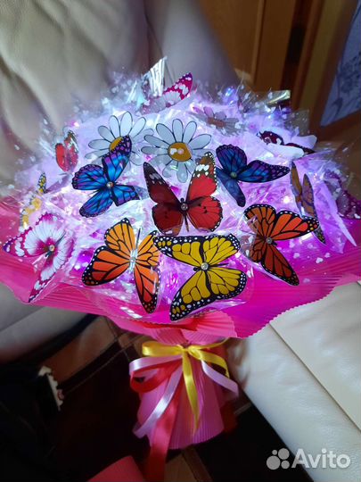 Светящийся букет из бабочек и ромашек