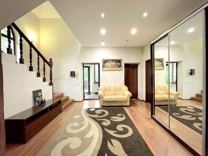 Дом 390,6 м² на участке 10,5 сот.